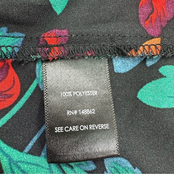 NWOT Torrid 3 Red Chiffon Floral Blouse Woman’s Plus 3X Long Sleeve Pleated - Picture 8 of 9